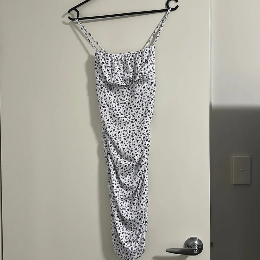 Women’s dress - Picture 1 of 2